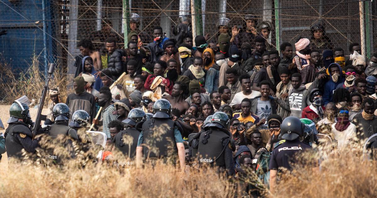 Марокканский суд судит 65 мигрантов после штурма испанского анклава Мелилья |  За рубежом