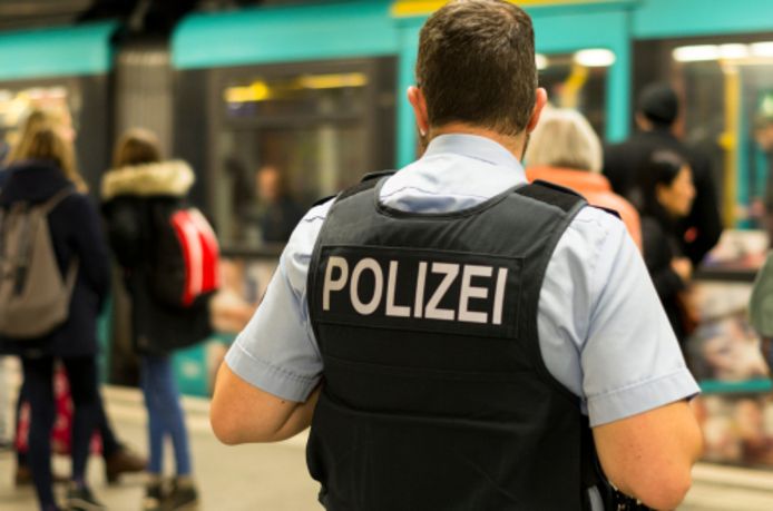 Een Duitse politieagent houdt een oogje in het zeil in Frankfurt.