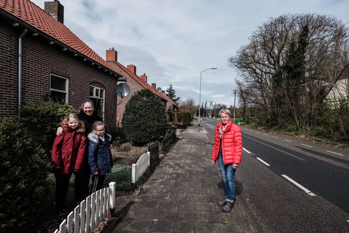 snor leer nationalisme Dit huis staat in Nederland, maar langs een Duitse weg en nu mogen de  bewoners hun huis niet meer uit | Binnenland | AD.nl