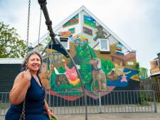 Caroline wilde al jaren een geschilderde draak op haar woning, nu is het eindelijk zover