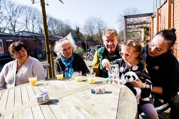 Van links naar rechts Irina, Natala, Sjirk, Mia en Aleksandra  in een Tilburgse zonnetje.
