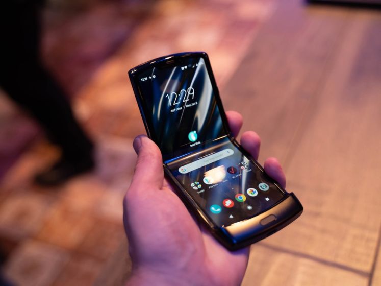 Gerucht: Motorola werkt aan smartphone met oprolbaar scherm
