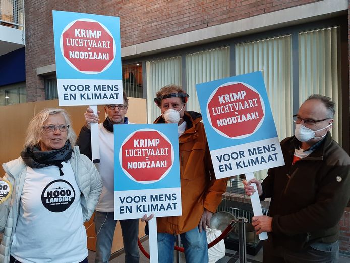 Demonstranten bij het gemeentehuis in Bodegraven.