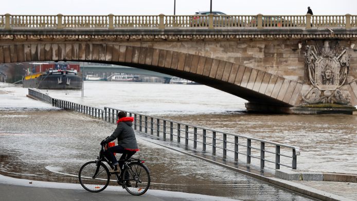 De Seine in Parijs. Deze fietser moet een kleine omweg maken om geen natte voeten te hebben.