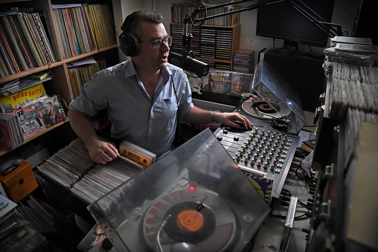 Radiopiraat Erik Engelbertink alias Twentse Tukker draait elke woensdagavond voor radiostation Olympia, het grootste legale piratenstation van Nederland. Beeld Marcel van den Bergh / de Volkskrant