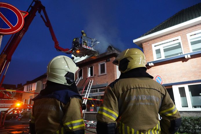 Bij de zeer grote woningbrand in de Kardinaal van Rossumstraat in Dongen viel één dode. Meerdere andere personen raakten gewond.