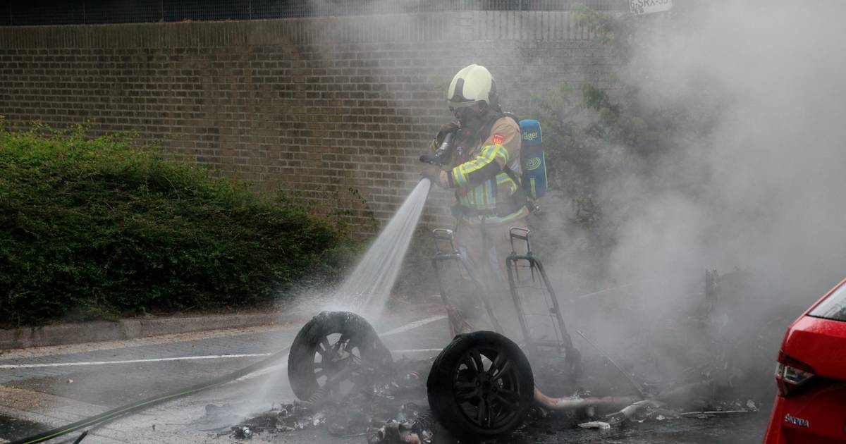Auto uitgebrand op parkeerplaats in Leusden | Amersfoort | destentor.nl - De Stentor