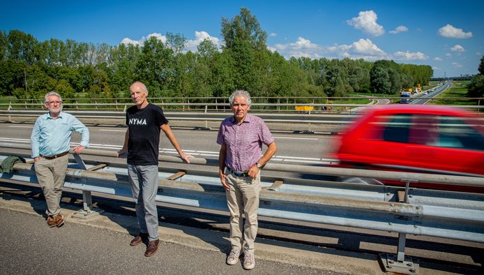 Bert Beuving, Warner de Boer en Henk van Elk (vlnr) op het Scharenburgviaduct over de Maas en Waalweg.