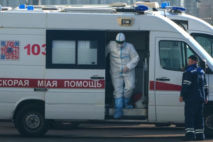 Een gezondheidswerker stapt uit een ambulance in Moskou.