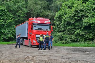 Lekkende vrachtwagen gecontroleerd in Heeze, is het drugsafval?