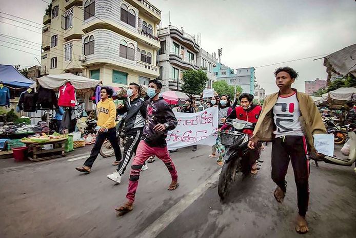 Des manifestants défilent dans les rues lors d'une manifestation anti-gouvernementale à Mandalay, au Myanmar.