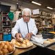 Mavis Hofwijk, uithangbord van de Surinaamse keuken, geëerd met Mes van Johannes: ‘Jullie maken spruitjes op de verkeerde manier’