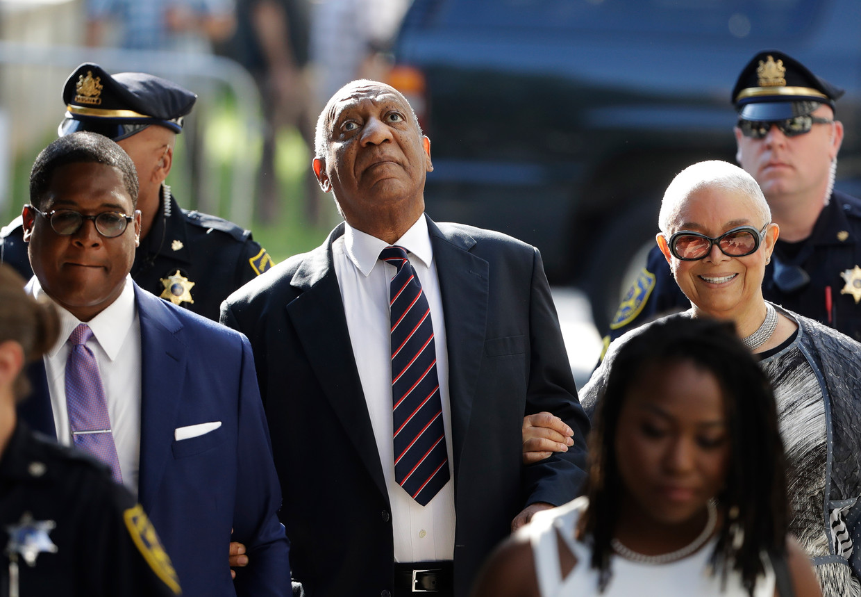 Bill Cosby arriveert voor zijn rechtszaak samen met zijn vrouw. Beeld AP