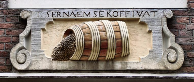Gevelsteen met koffievat, product van slavenplantages.  Beeld Gids Slavernijverleden Amsterdam