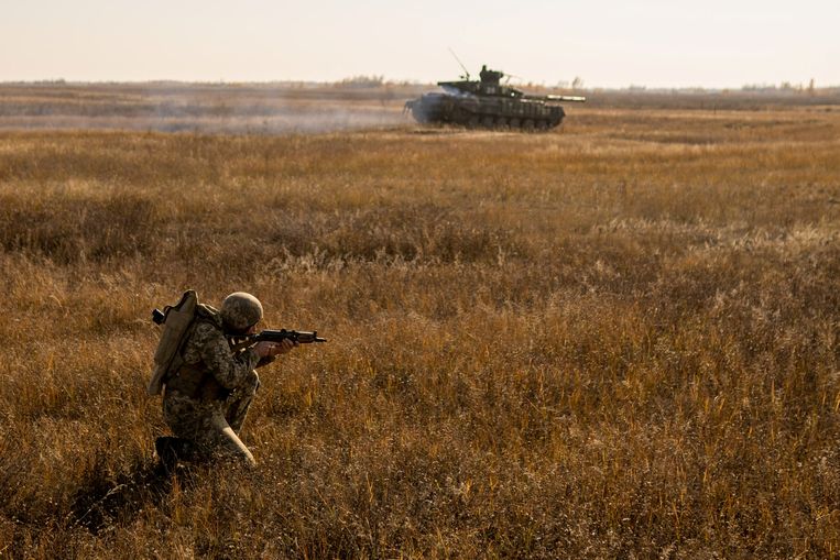Een Oekraïense militair tijdens een militaire oefening nabij de grens van de door Rusland geannexeerde Krimregio.  Beeld REUTERS