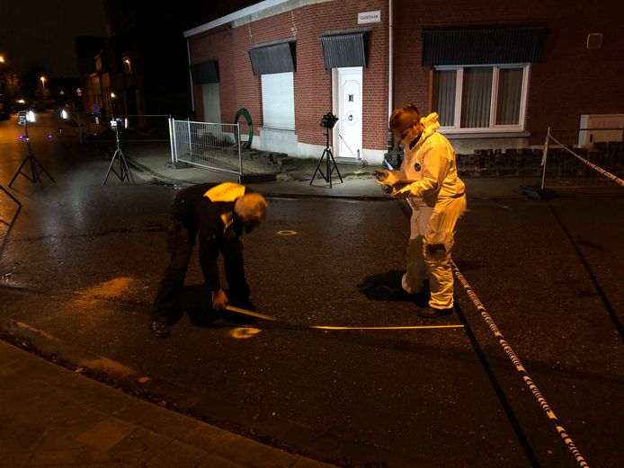 De politie onderzoekt de schoten op een woning aan de Oude Baan in Ekeren.