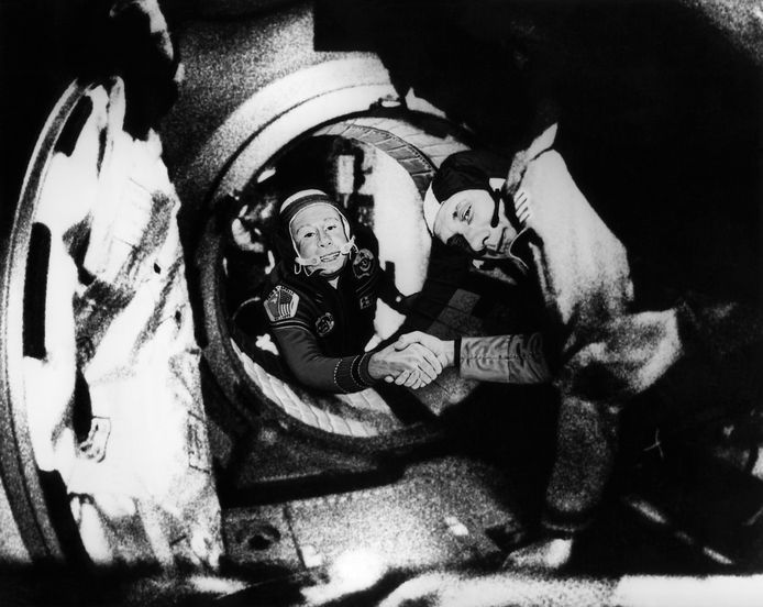 Aleksej Leonov (L) en Thomas Stafford (R) schudden elkaar de hand. Goed voor de eerste internationale handdruk in de ruimte ooit.