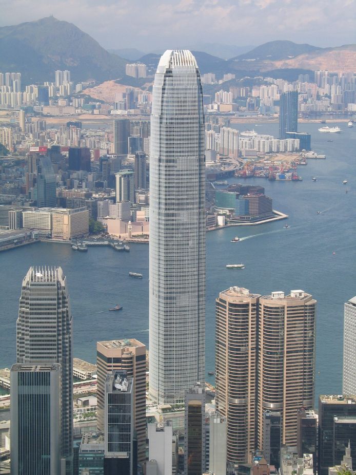 Het door Pelli ontworpen International Finance Centre domineert de skyline van Hong Kong.