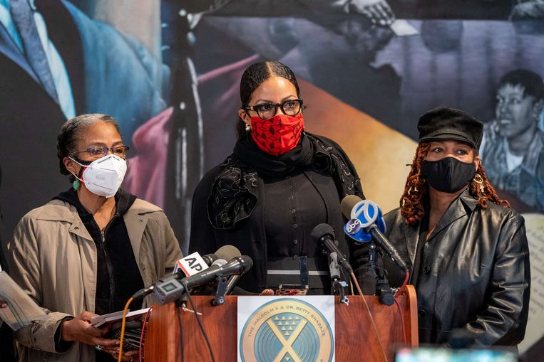 Qubiliah Shabazz, Ilyasah Shabazz en Gamilah Shabazz (R) de dochters van Malcolm X tijdens de persconferentie. Beeld AFP