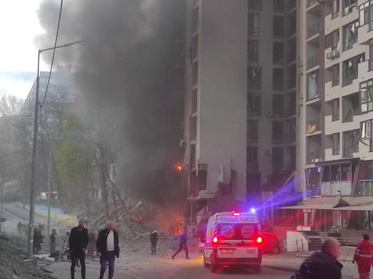 Russische troepen hebben donderdag verschillende raketten afgevuurd op Kiev tijdens het bezoek van de VN-secretaris-generaal Antonio Guterres. Volgens Oekraïense bronnen vielen er naast het dodelijke slachtoffer ook verschillende gewonden.