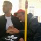 Viral: jongen troost onbekende dove man in de bus
