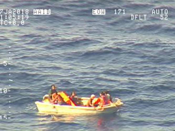 Zeven opvarenden, waaronder een baby, van verdwenen ferry gered na acht dagen dobberen op Stille Oceaan