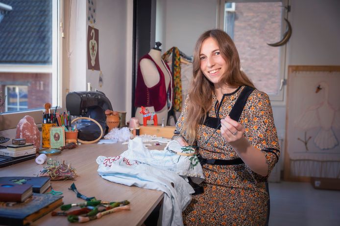 Mélanie borduurt vintage kledingstukken om ze een tweede leven te geven.