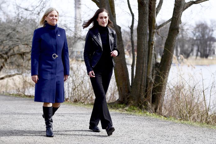 De Zweedse premier Magdalena Andersson (links) en  de Finse premier Sanna Marin hebben gezegd dat hun landen willen toetreden tot de NAVO