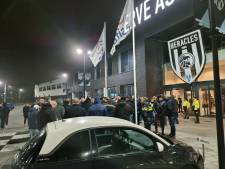 Supporters Heracles wachten spelersbus op en zijn niet te spreken over rentree Rai Vloet