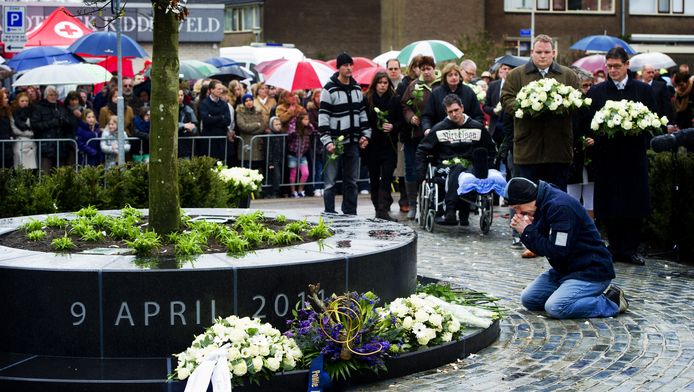 Een jaar na de aanslag door Tristan was er een emotionele herdenking in Alphen aan den Rijn.