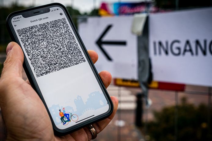 Om binnen een hapje te eten bij horecagelegenheden moeten bezoekers sinds 25 september aantonen dat ze volledig gevaccineerd zijn, recent hersteld zijn van een coronabesmetting of dat ze een negatieve coronatest hebben gehad. Dat loopt via de CoronacheckApp.