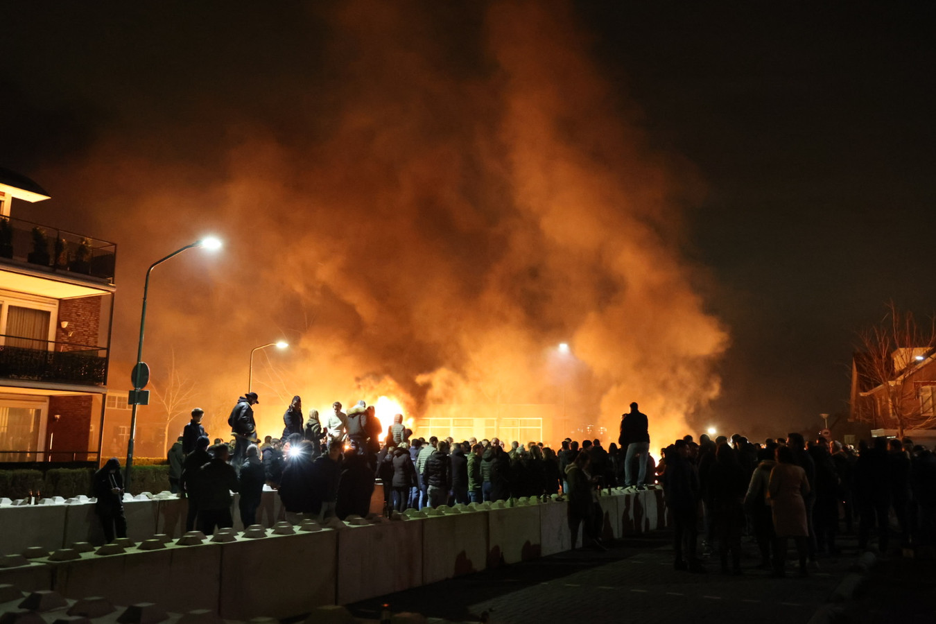 Feestelijke oud en nieuw in De Langstraat, autobranden in Veen en ME rukt uit in Rijswijk Foto