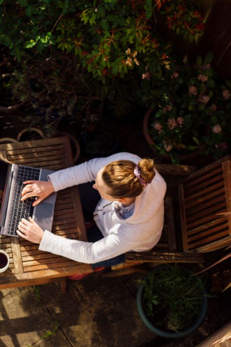 Rester connecté: comment télétravailler efficacement dans votre jardin ou sur votre terrasse?
