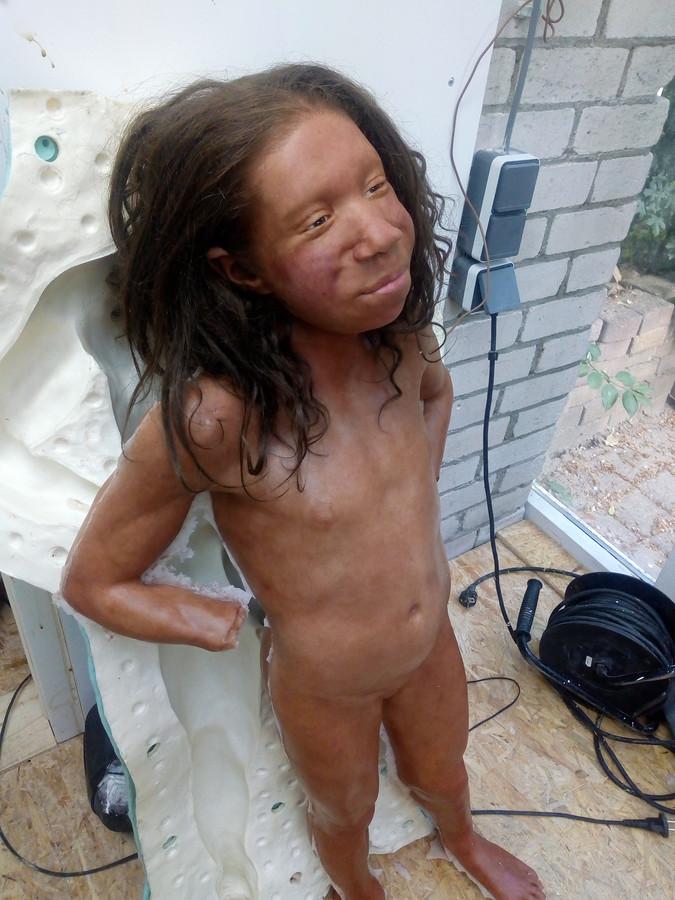 Het hoofd van het Neanderthaler-meisje is op de romp geplaatst.