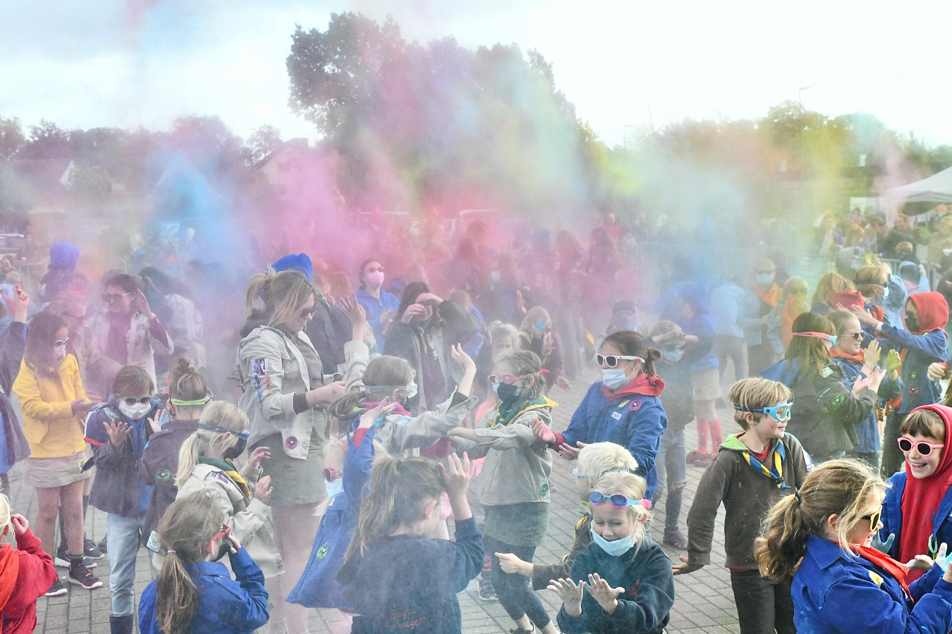 Het colourfestival in Izegem naar aanleiding van de Dag van de Jeugdbeweging.