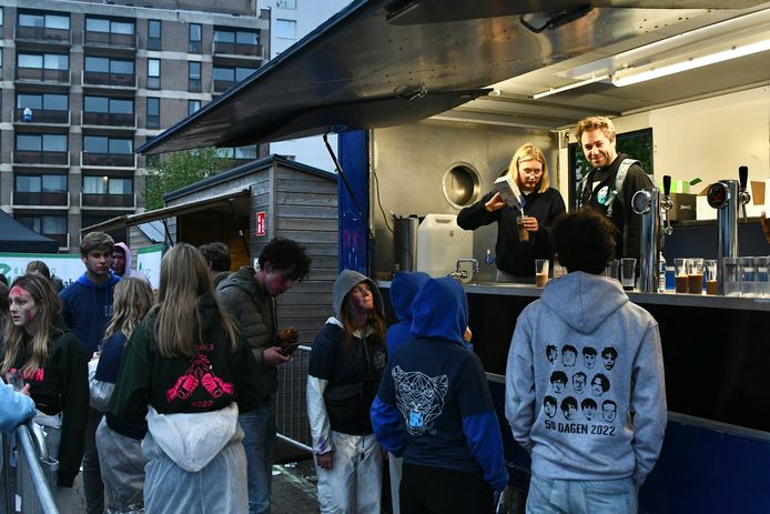 In Roeselare vierden ze de 50 dagen in plaats van de 100 dagen. De jongeren gingen vanaf 6u 's morgens uit de bol op het Polenplein.