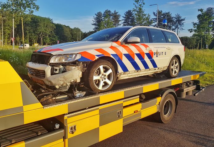 De politieauto belandde in de sloot achtervolging van een scooter.