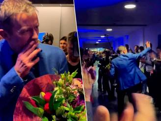 KIJK. Frank Deboosere krijgt minutenlang applaus van honderden collega’s, weerman is zichtbaar overdonderd