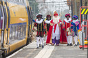 Sint en zijn Pieten komen per trein aan in Kapelle. Of ze eerste of tweede klas hebben gereisd is niet bekend.