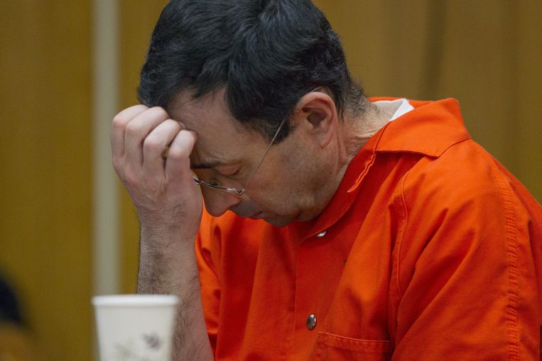 Larry Nassar appears for his sentencing at Eaton County Circuit Court in Charlotte on Wednesday, Jan. 31, 2018. The former Michigan State University sports-medicine and USA Gymnastics doctor is being sentenced for three first degree criminal sexual abuse charges related to assaults that occurred at Twistars, a gymnastics facility in Dimondale. Nassar has also been sentenced to 60 years in prison for three child pornography charges in federal court and between 40 to 175 years in Ingham County for seven counts of criminal sexual conduct. (Cory Morse /The Grand Rapids Press via AP) Beeld AP