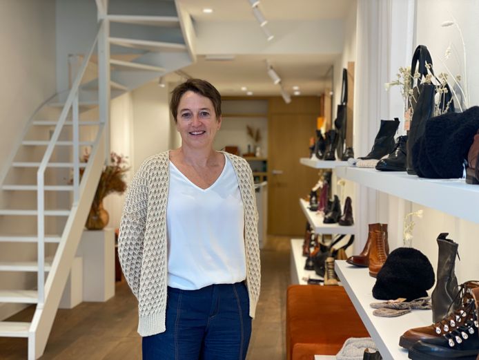 Diplomaat Vakman Ongedaan maken Sophie (46) opent schoenenwinkel op Kalandeberg: “Ik pas alle schoenen  eerst zelf, kwaliteit en comfort primeren” | Gent | hln.be