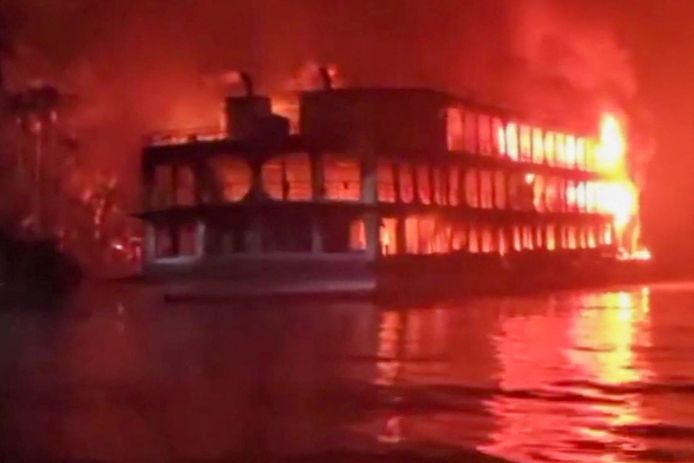Still uit een video met de brandende veerboot.