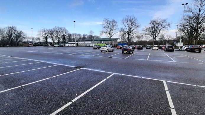 Het parkeerterrein op sportpark Vierhoeven in Roosendaal op een doordeweekse donderdag.