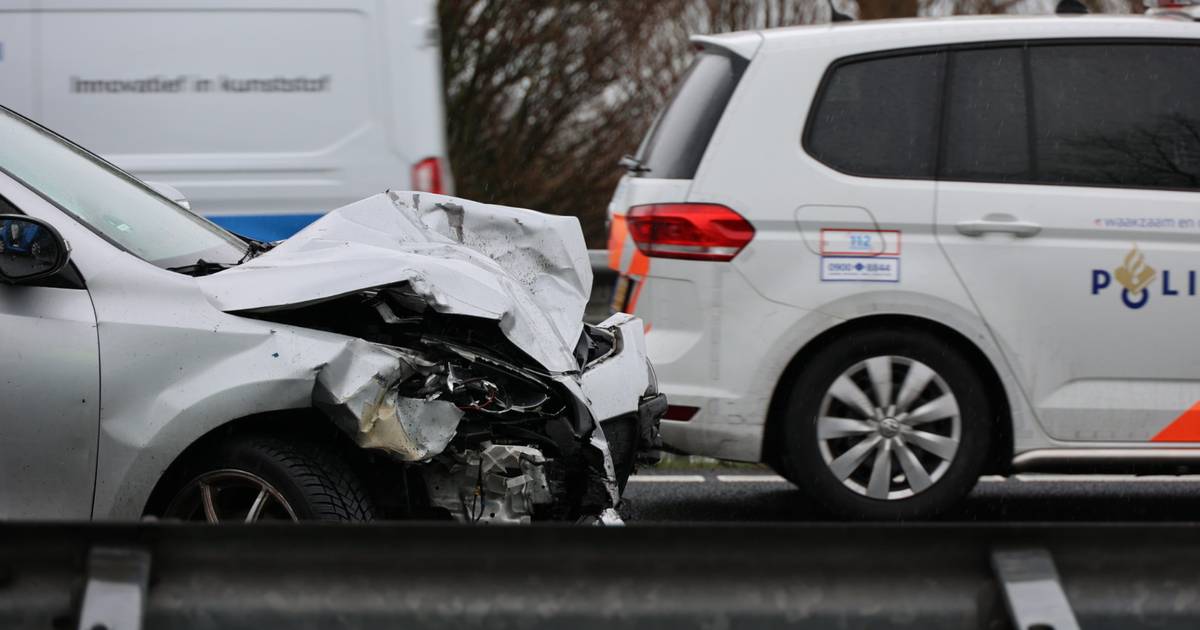 Persoon bekneld en twee kinderen lichtgewond bij ongeval met drie auto’s op de A59 bij Waalwijk.