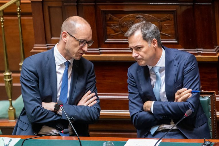 Premier Alexander De Croo (Open Vld, r.), hier samen met vicepremier en minister van Financiën Vincent Van Peteghem (cd&v) in de Kamer. Beeld BELGA