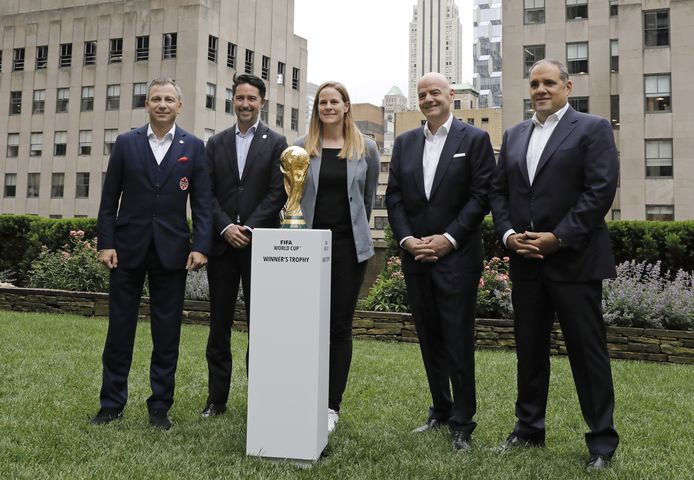 Nick Bontis (left) with the World Cup.
