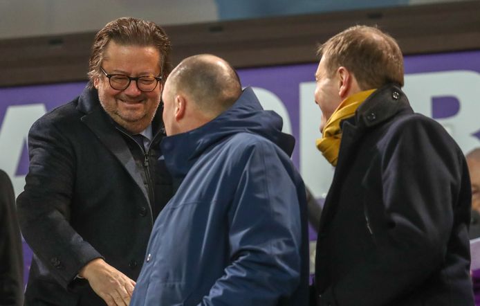 Marc Coucke schudt zijn 'onafhankelijk adviseur' Wouter Vandenhaute, naast de nieuwe CEO Karel Van Eetvelt, de hand voor een thuismatch van Anderlecht.