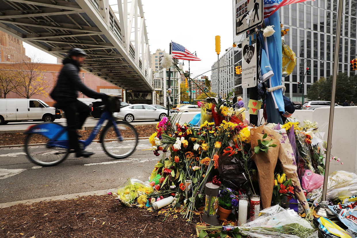 Bloemen markeren de plek waar een van de fietsers in New York werd neergemaaid.  Beeld AFP