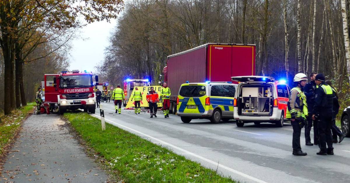 Dode bij zware aanrijding tussen vrachtwagen en auto net over grens bij Enschede.