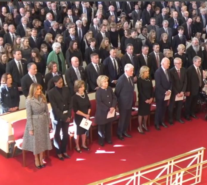 Melania Trump zit uiterst links op de herdenkingsdienst voor Rosalynn Carter.